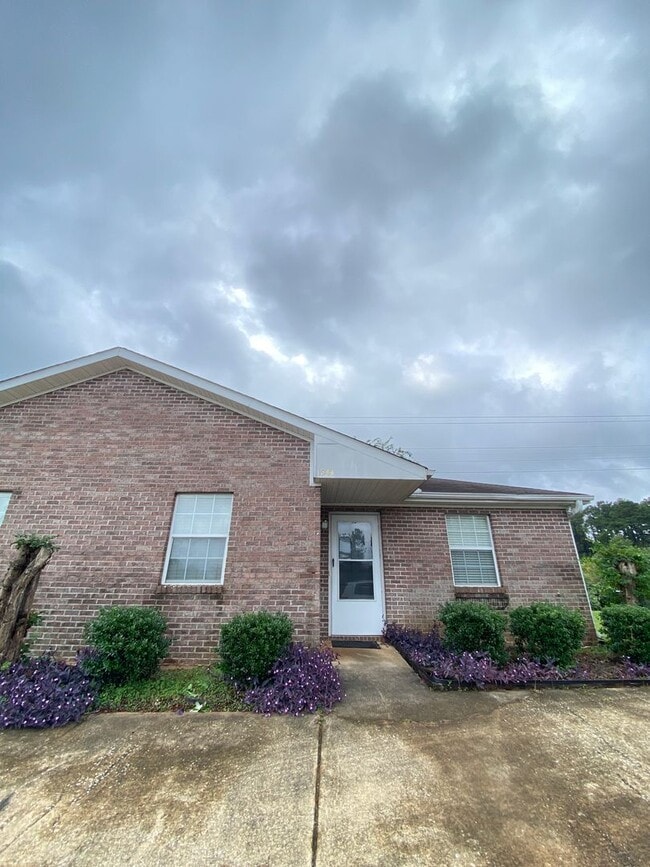 Comfort Meets Convenience in This 2 Bed, 2 Bath - Comfort Meets Convenience in This 2 Bed, 2 Bath House
