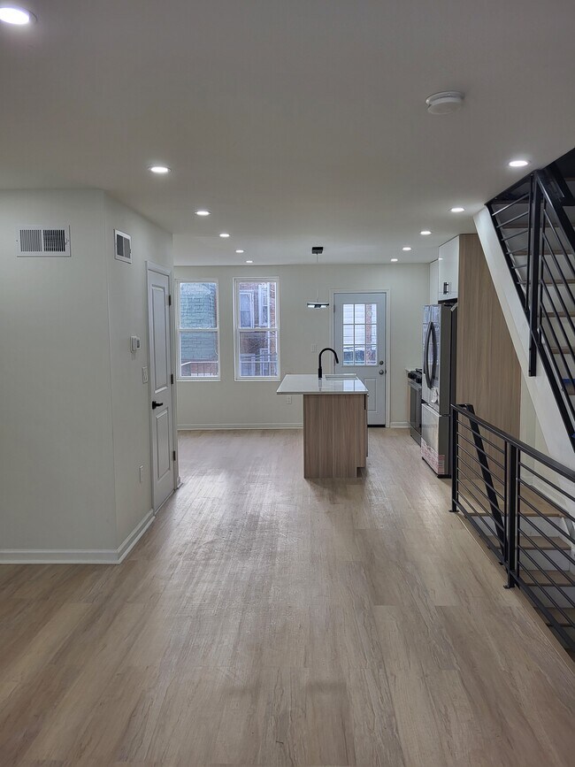 Vista de la sala de estar a la cocina y al balcón. - 1164 Atwood Rd