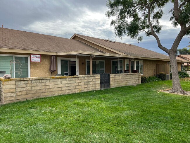 Building Photo - Nicely updated Valencia model home in Leis...