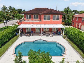 Building Photo - 227 Foresteria Dr
