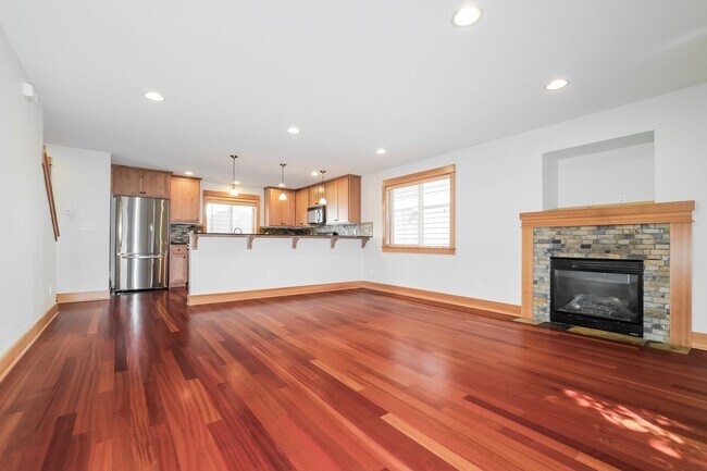 Building Photo - Bright and Spacious Residence with Vaulted Ceilings and Garage
