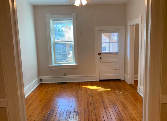 Sala de estar - 1038 N Winchester Ave