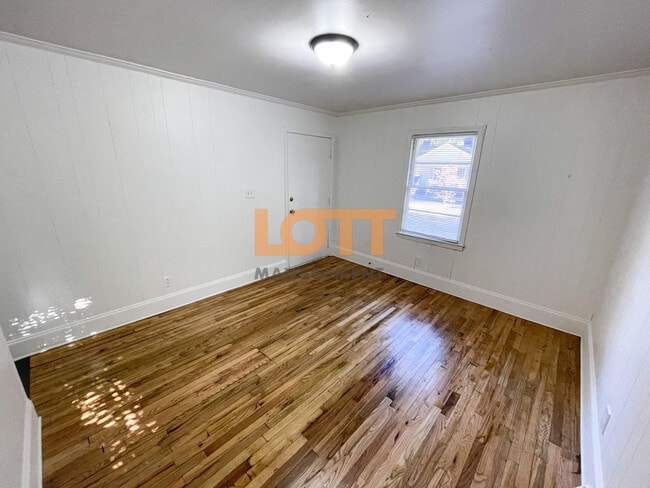 Building Photo - 203 King St