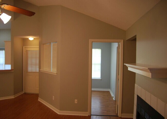 Foto del edificio - 304 Indian Summer Ln