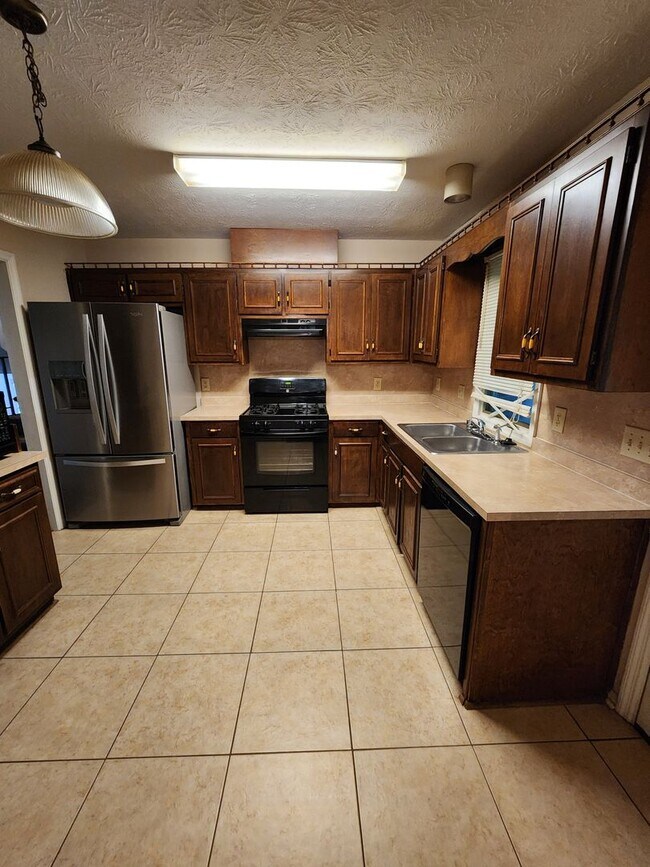 Building Photo - Charming 4-Bedroom Home with Enclosed Porc...