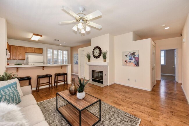 Foto del edificio - Home for Rent in Gold River, CA