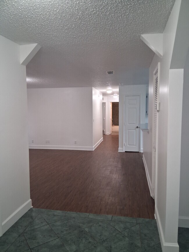 Foto del edificio - 1744 W 28th St