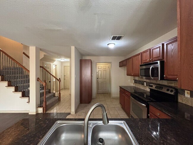 Foto del edificio - Beautiful 3 Bedroom Townhome For Rent near...