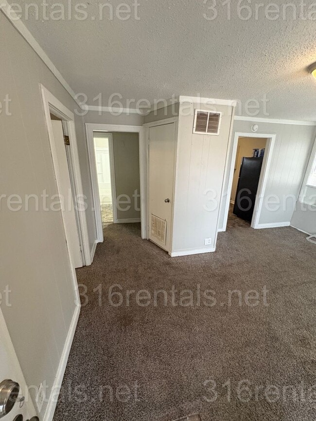 Building Photo - $685 - 2 bedroom / 1 bathroom - Single Family Home