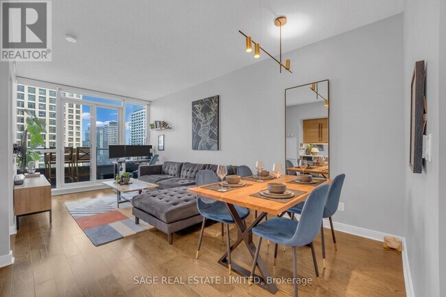 Building Photo - 320 Richmond St E