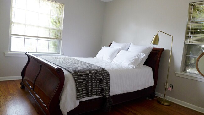 Foto del edificio - 310 West Mistletoe Avenue