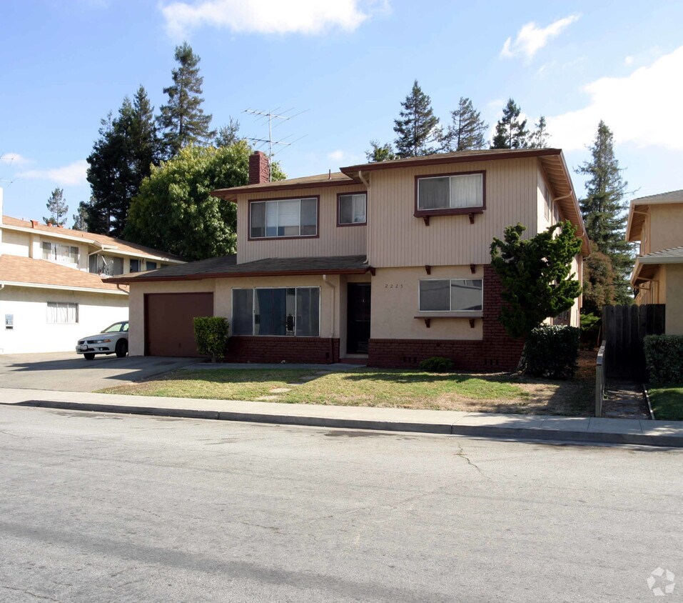 Building Photo - 2225 Deborah Dr