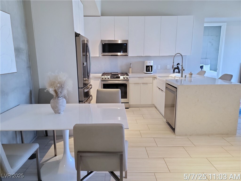 Foto principal - 353 E Bonneville Ave