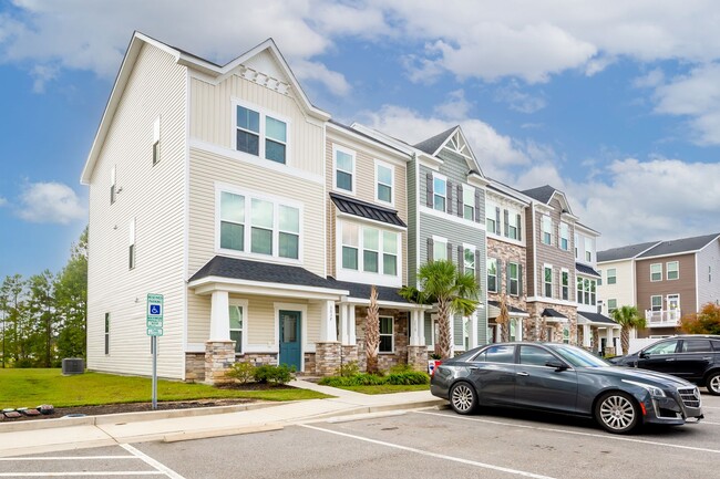 Building Photo - Spacious 3 Bed, 3.5 Bath Townhouse in Fore...