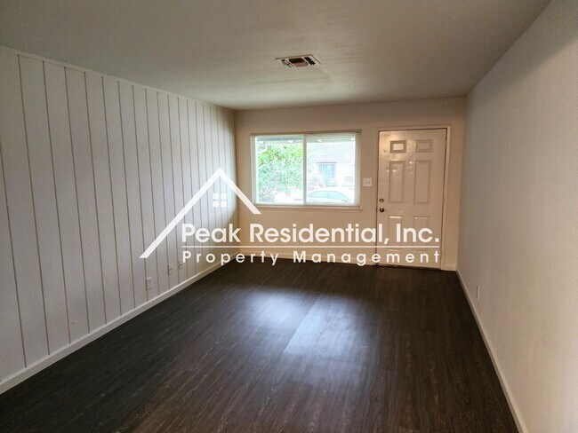 Foto del edificio - A Spacious Citrus Heights 2bd/1ba Duplex w...