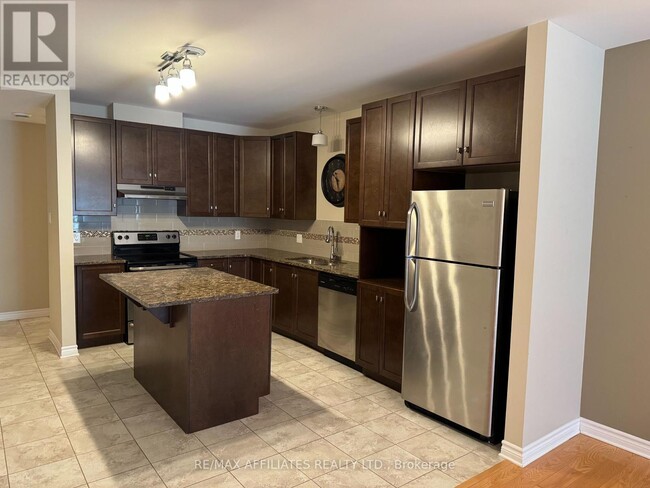 Photo du bâtiment - 300 Solstice Cres