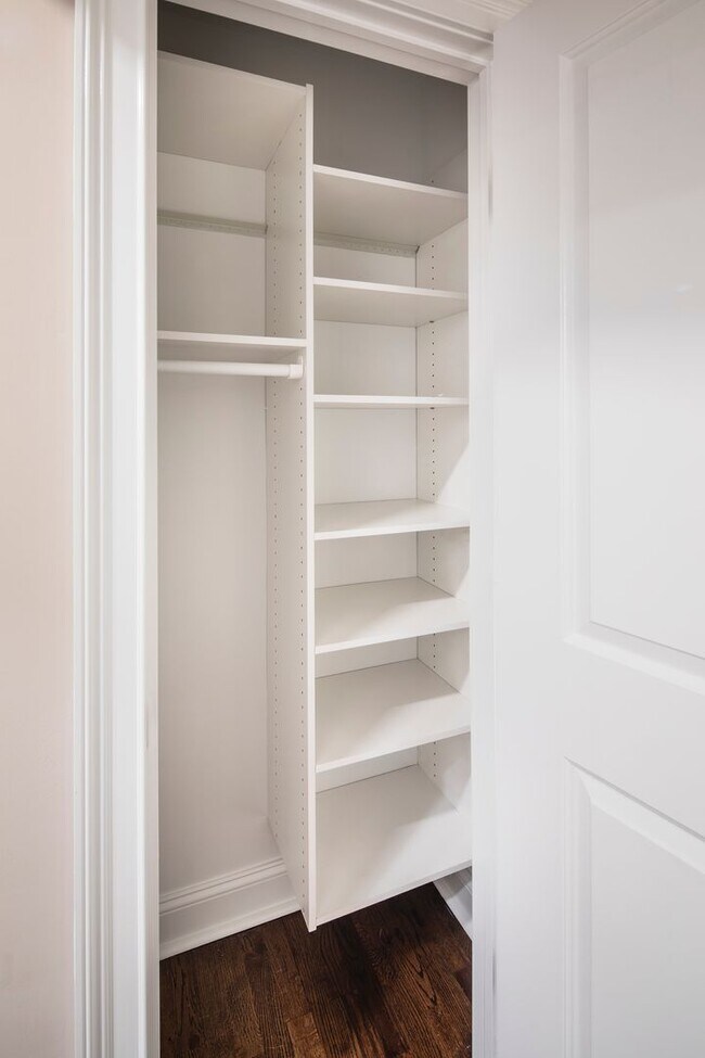 Foto del interior - Westwood Manor: In-Unit Washer & Dryer, Cold Water Included, Cat & Dog Friendly, and Walk-In Clos...