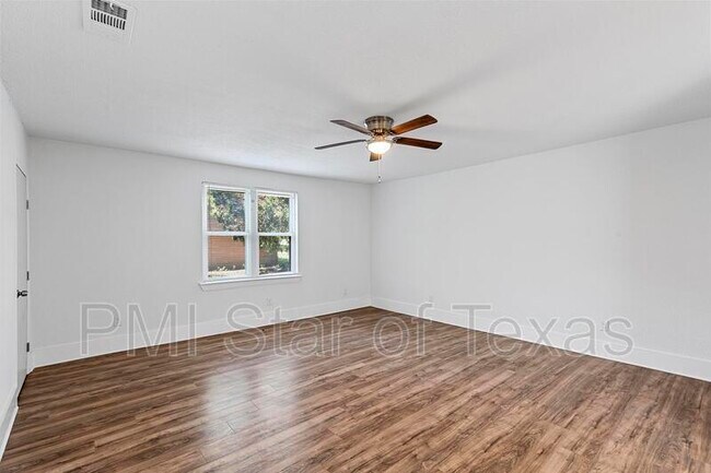 Building Photo - 834 Jadewood Dr