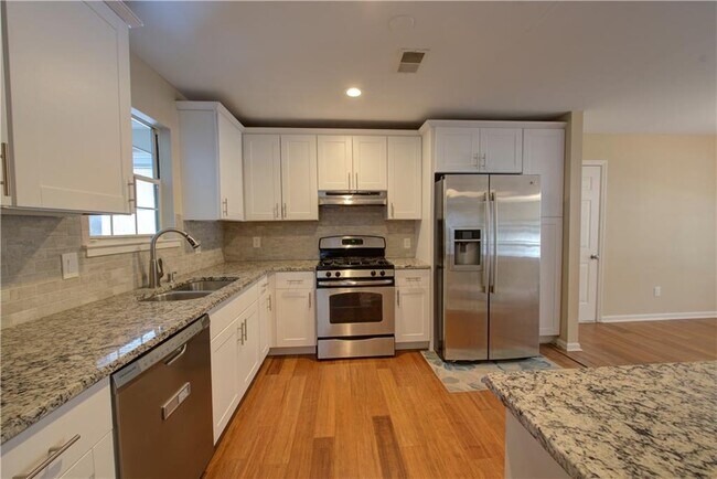 Building Photo - 735 Country Manor Way