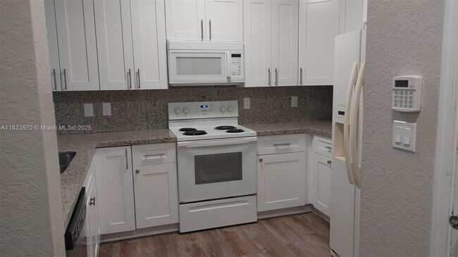 Foto del edificio - 1165 Golden Lakes Blvd