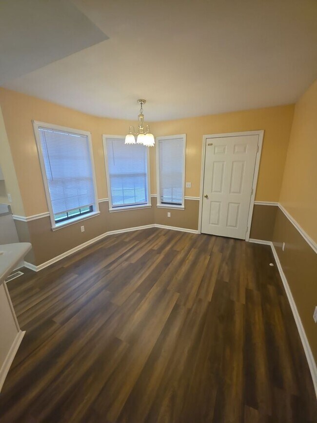 Foto del edificio - Charming Single-Level 3 Bedroom Home with Large Back Porch and 2-Car Garage