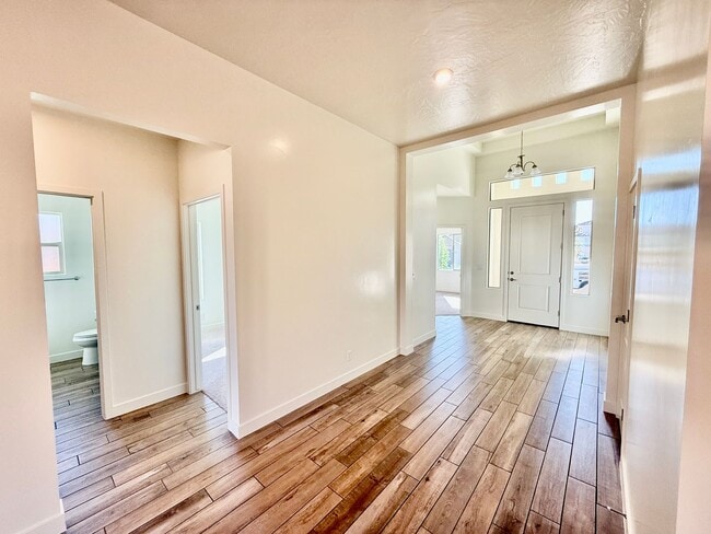 Building Photo - Beautiful Pet-Friendly 4-BR Home in Sunbrook Community