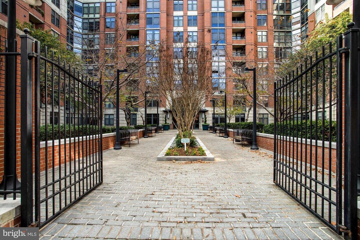 Foto principal - 1021 N Garfield St