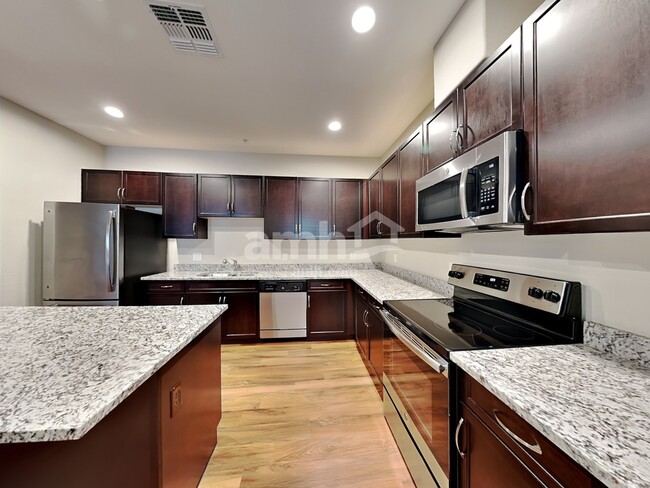 Foto del edificio - 20785 W Maiden Ln