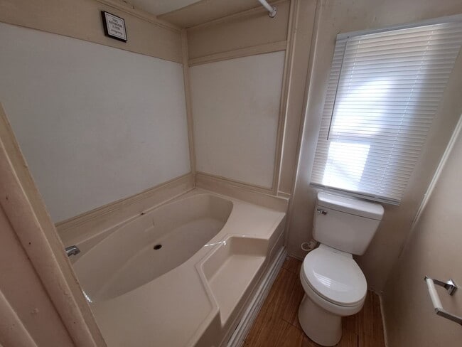 Building Photo - 2 bedroom, 1 bath