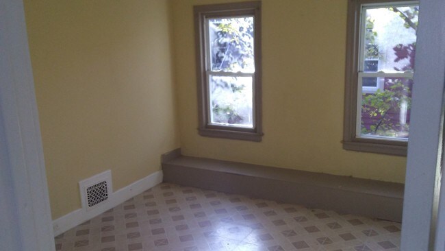 Building Photo - 86 Waterville St