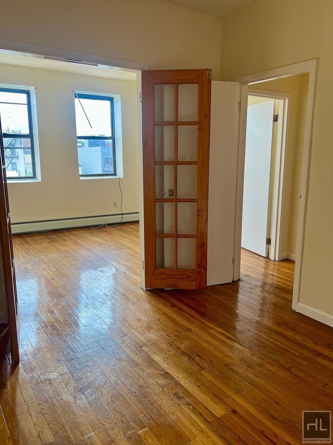 Building Photo - 4BR 1BA Historic Mixed Use Loft w/ Massive...