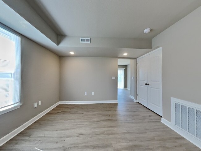 Building Photo - 212 SW Sunflower St