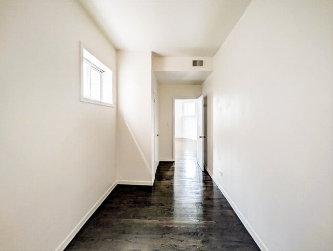 Building Photo - 3135 W Augusta Blvd