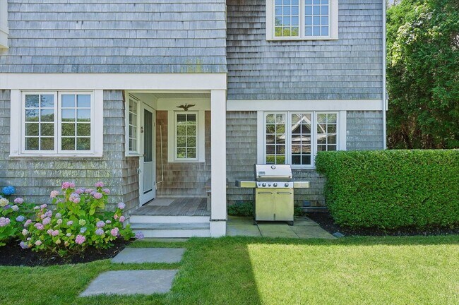 Foto del edificio - 121 Post Ln