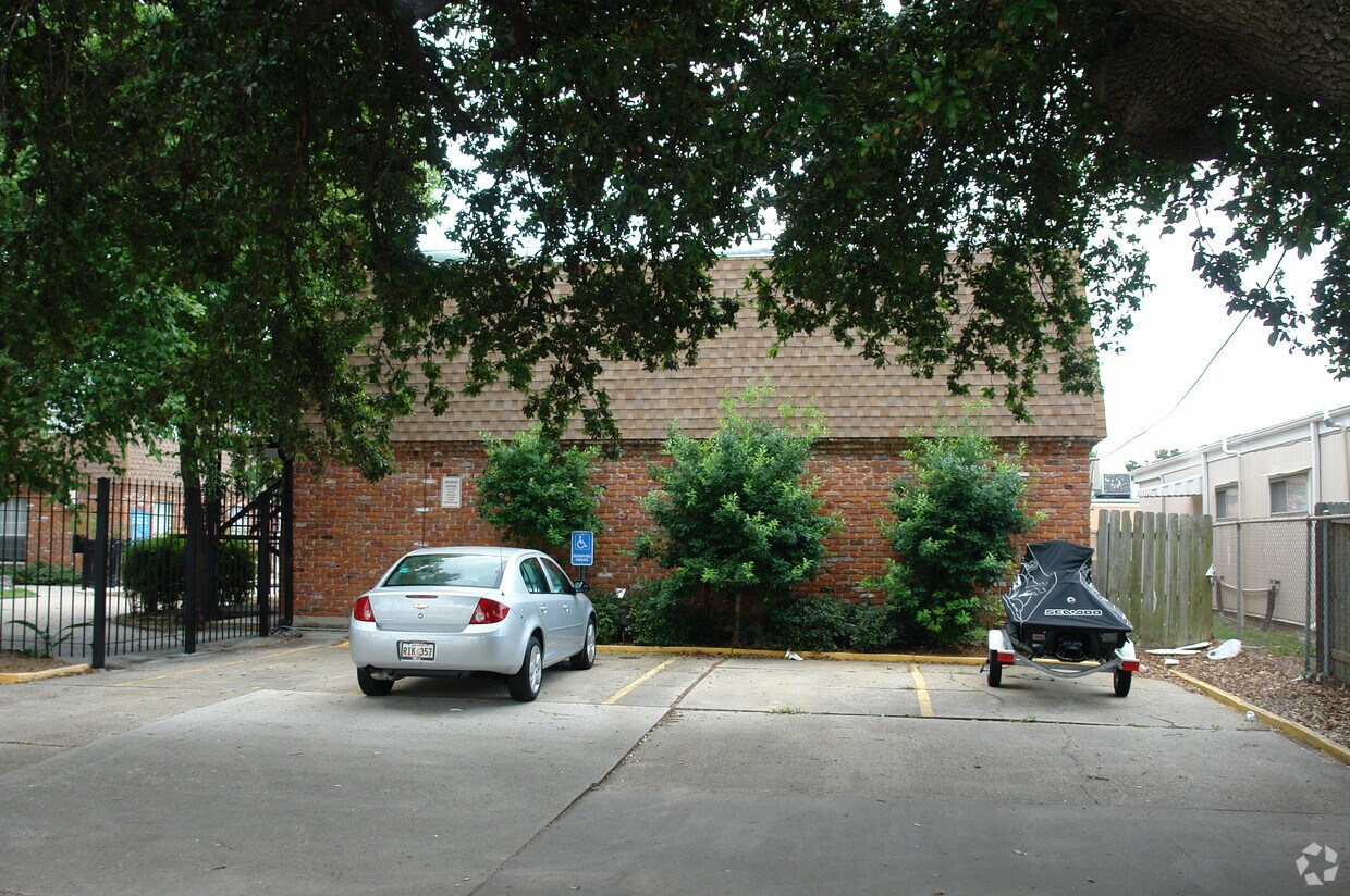 Foto del edificio - 3009 Ridgelake Dr