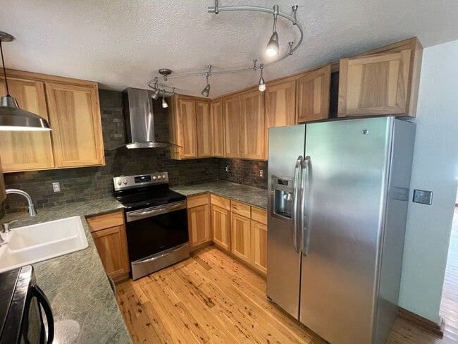 Building Photo - Stunning Home in Private Neighborhood