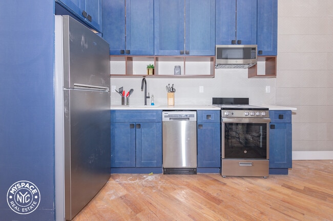 Building Photo - 472 Lorimer St
