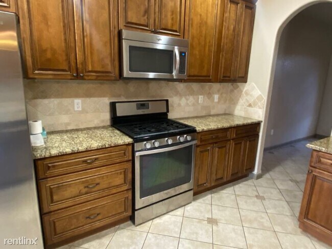 Building Photo - 5 br, 3 bath House - 1212 Whitney Ct