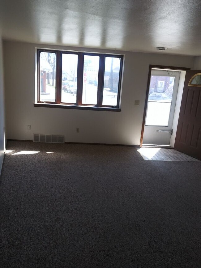Building Photo - 3700 E. Squire Ave. - 2 Bedroom Lower