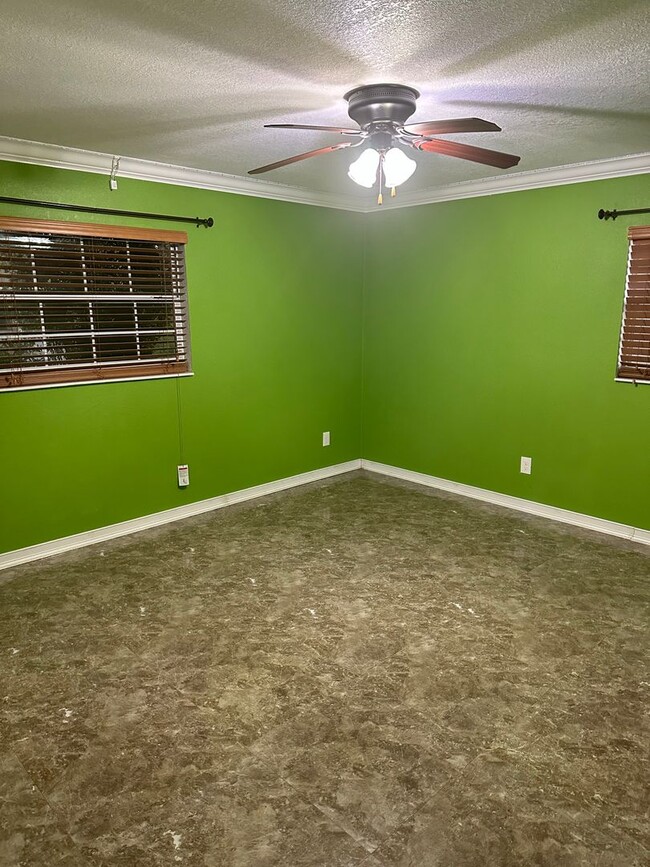 Building Photo - Cozy 2-Bedroom Duplex for Rent in Lakeland