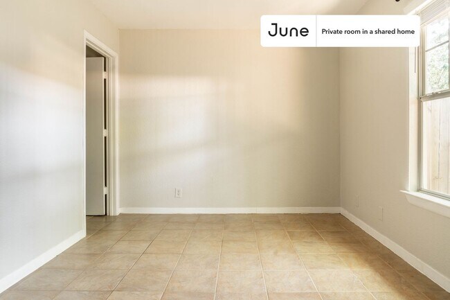 Foto del edificio - Private bedroom in 3 bed/2 bath Home