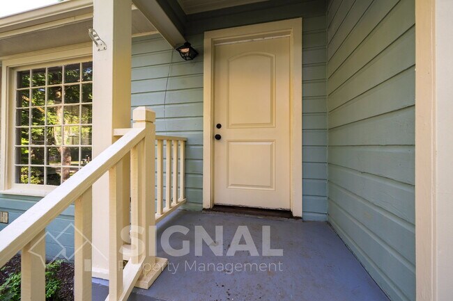 Foto del edificio - 736 Martinwood Rd