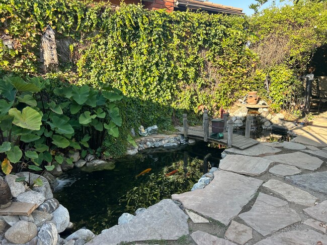 Foto del edificio - 665 N San Antonio Ave