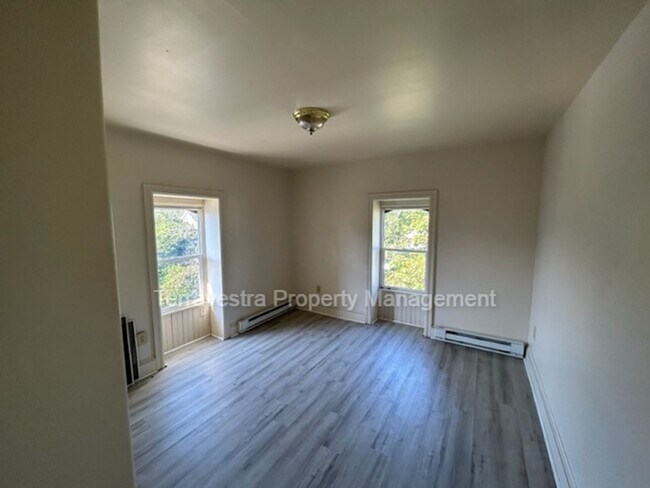 Building Photo - Price lowered! Rare find! 5 Bedroom 1.5 Ba...