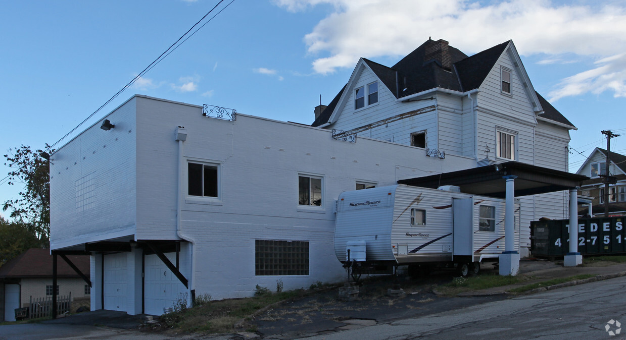 Building Photo - 2403 Jenny Lind St