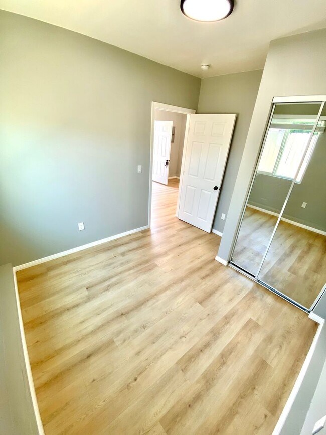 Building Photo - Fallbrook 7945-7947