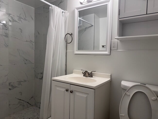 Building Photo - Studio W/Bath/No Parking-Close to UH - Man...