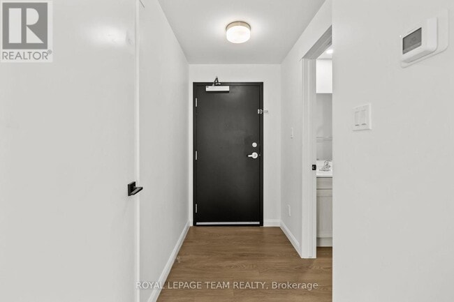 Building Photo - 506-506 Gladstone Ave