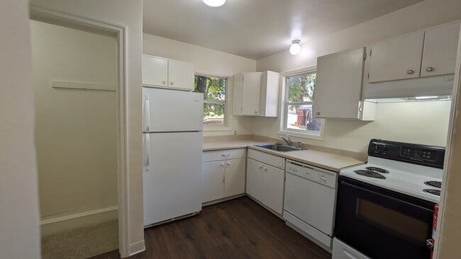 Building Photo - 980 NE C St