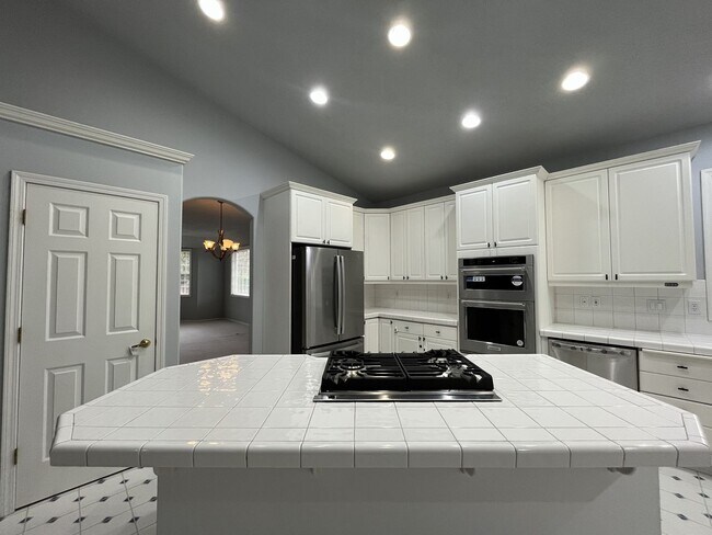 Building Photo - Clackamas Ranch 3 bedroom 2 bathroom - W/D and A/C and a 3 Car Garage!
